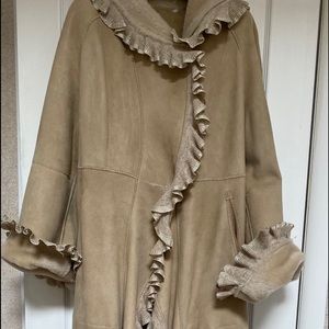 Extraordinary and elegant sheepskin long coat.